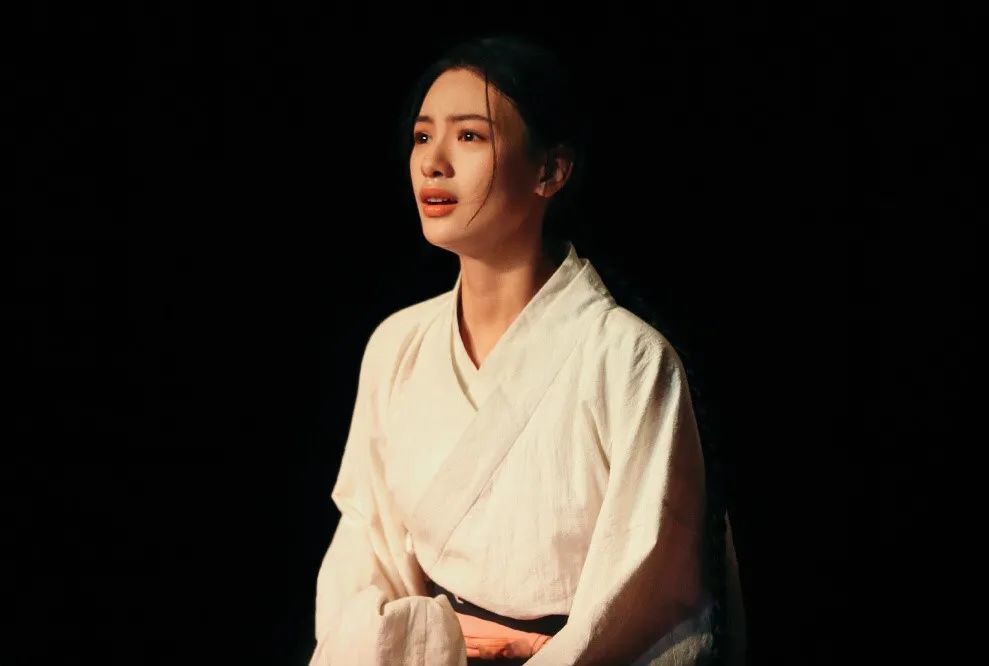 在《金刚川》中邱天虽然镜头不多,但她每次亮相都很抓眼,饰演军人也让