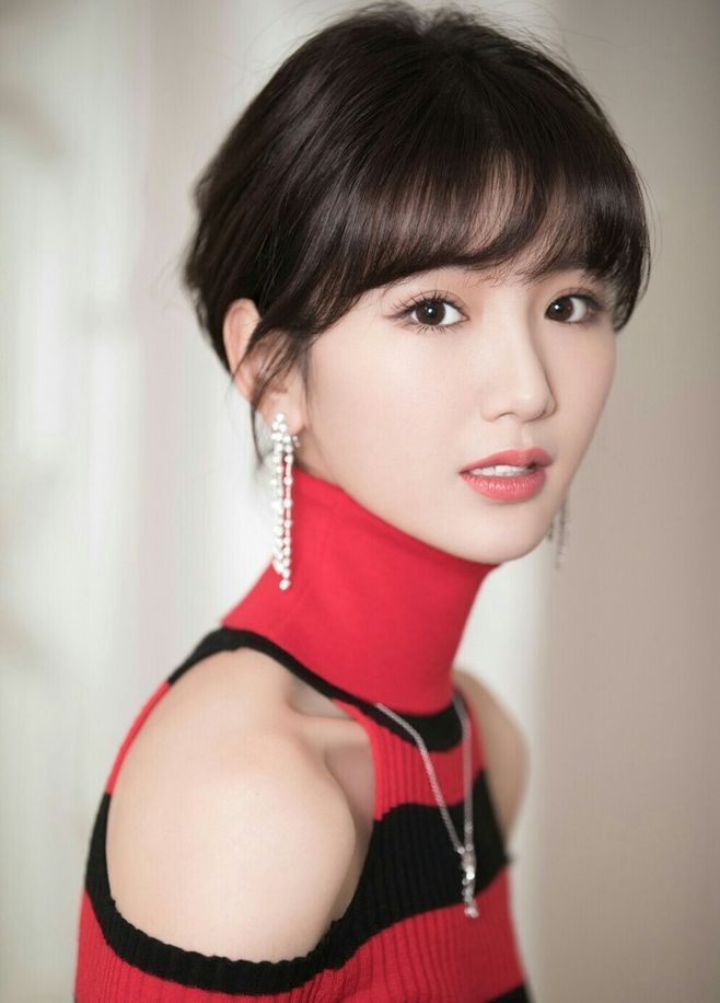 因为她的眼睛非常漂亮,黑眼珠大而且亮晶晶,所以不少网友怀疑她戴美瞳