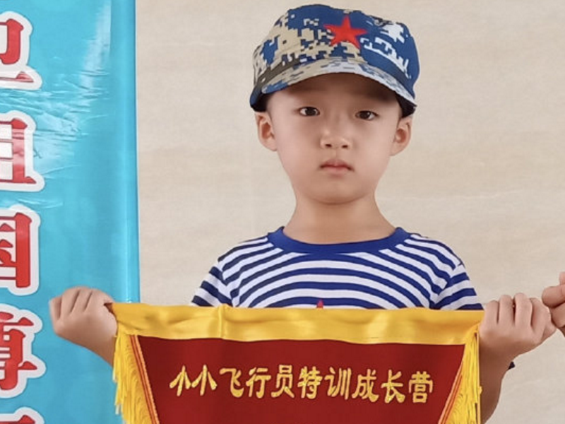 看这张邹明皓参加军训成长营的照片,很多网友看着这