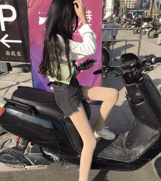 穿搭时尚的精神小妹年纪轻轻就拥有了自己的车