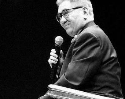 黄霑还曾联同其它音乐人,在宏观体育馆举办过两场"黄霑狮子山下演唱会