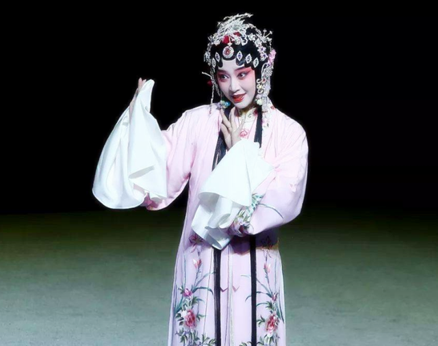 某天,她与瑞莲一块来到后花园游湖,看到荷塘里的荷花不由得有感而发:"