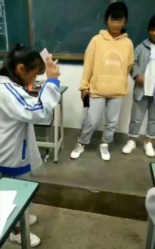 云南近期通报某中学教师，强迫学生摔手机，现已停课调查