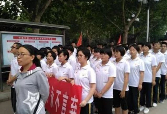 中学生人手必备的校服，拒绝运动系列，JK校服风得到学生们的喜爱