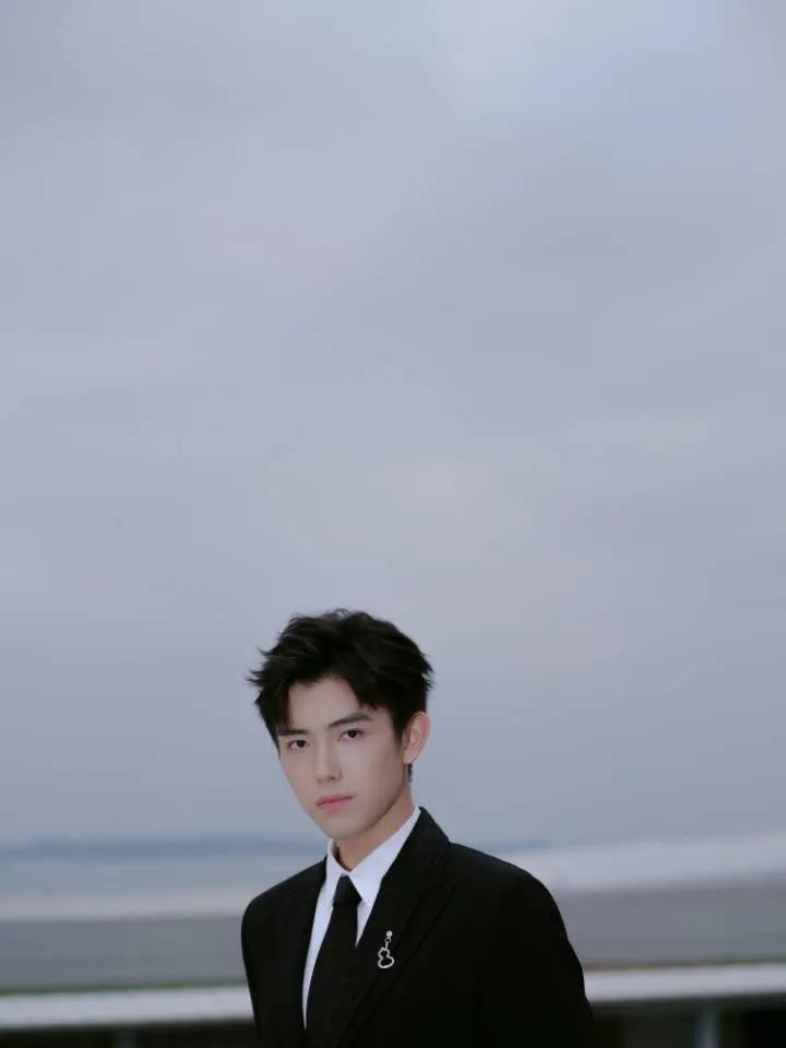 青年演员陈飞宇一路踏星光而来通成功大道而去