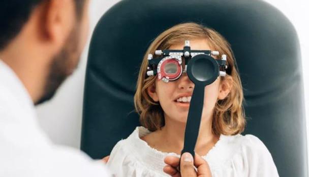 再等等让孩子错过最佳矫正时机近视直逼700度家长后悔不已