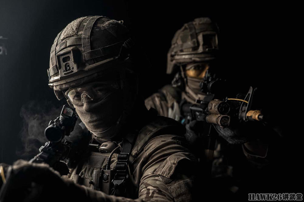 英国海军陆战队演习连拍照展示战术动作先进装备成战斗力倍增器