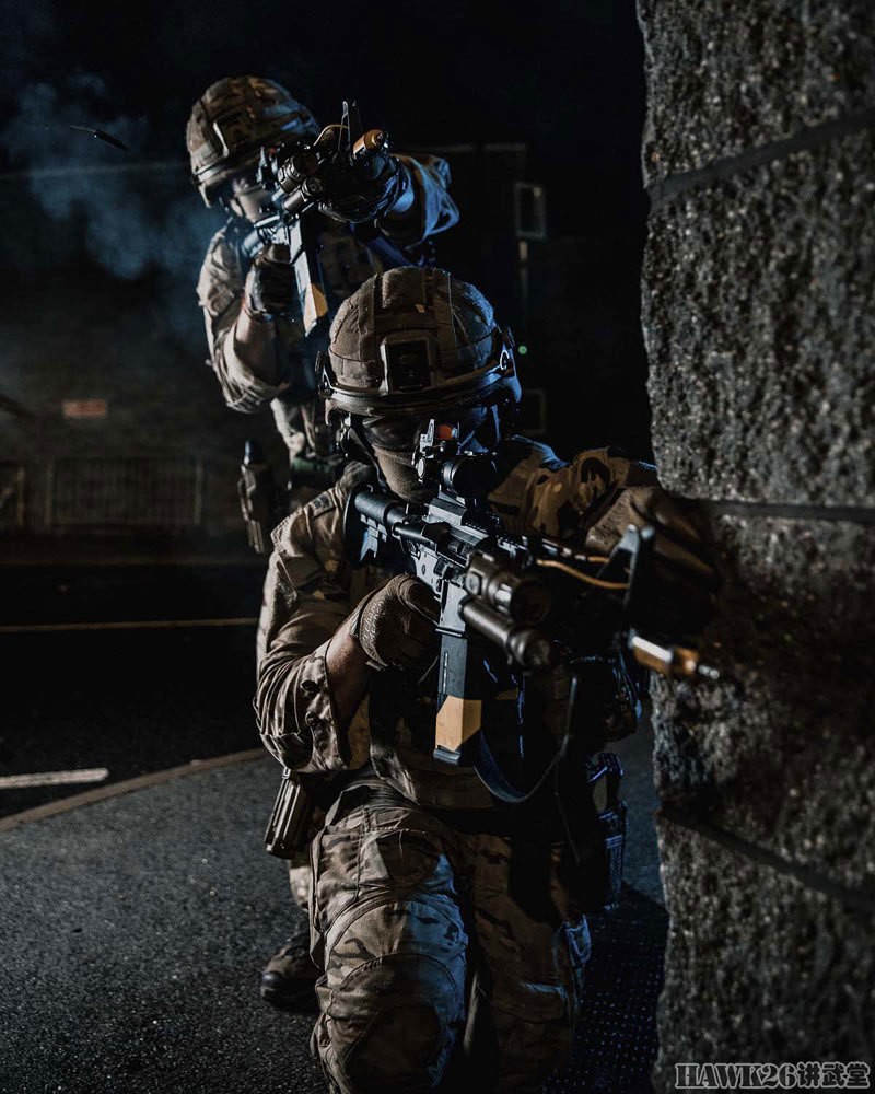 英国海军陆战队演习连拍照展示战术动作先进装备成战斗力倍增器