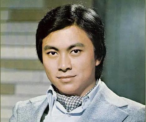 后来刘志荣也凭借自己的努力一步一个脚印,成为了当年亚洲电视的一哥