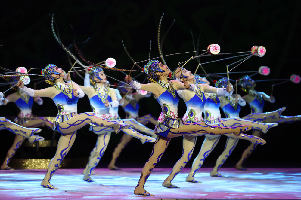 《俏花旦—集体空竹》"多年来,中国杂技团能够在国际赛场上受到尊重与