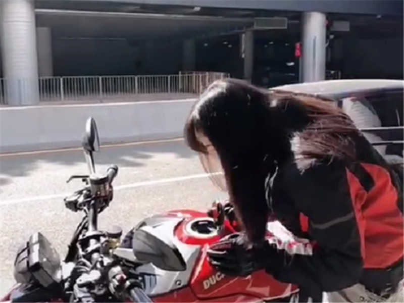 00后女孩23万买杜卡迪 街上一个动作引发网友热议 让我来当车 极速摩托网