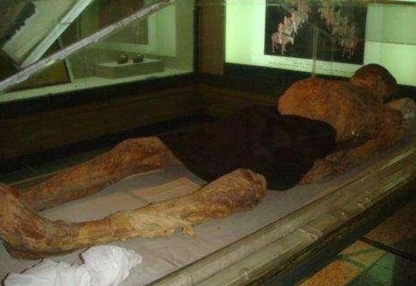 古墓挖出不腐"湿尸",考古队无人敢动,土夫子:我不怕,让我来