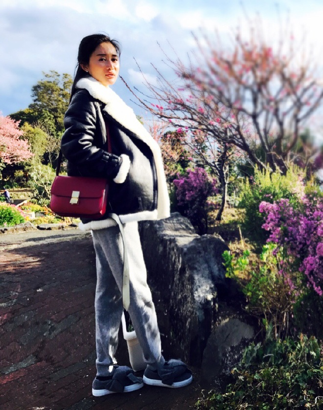 也通过这种不同效果进行搭配,实现了 一件衣服两种色彩搭配.