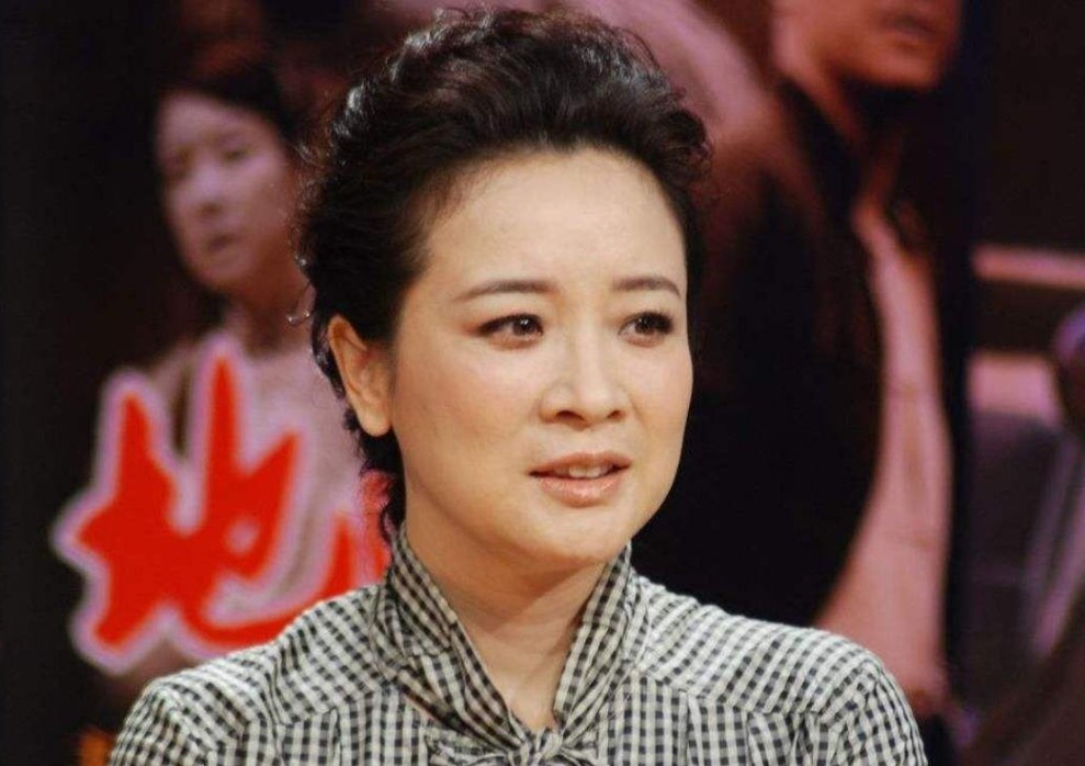 3,传出绯闻那就没有想到之前,陆小艺被人拍到与导演在车内接吻,但是两
