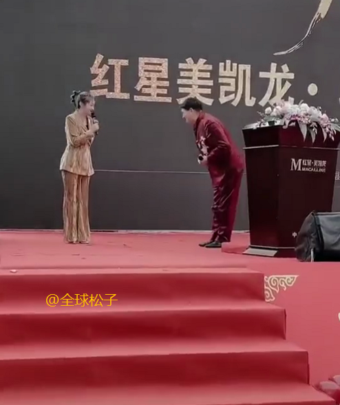 大衣哥下台时向女主持人鞠躬行礼,网友纷纷称赞_腾讯新闻