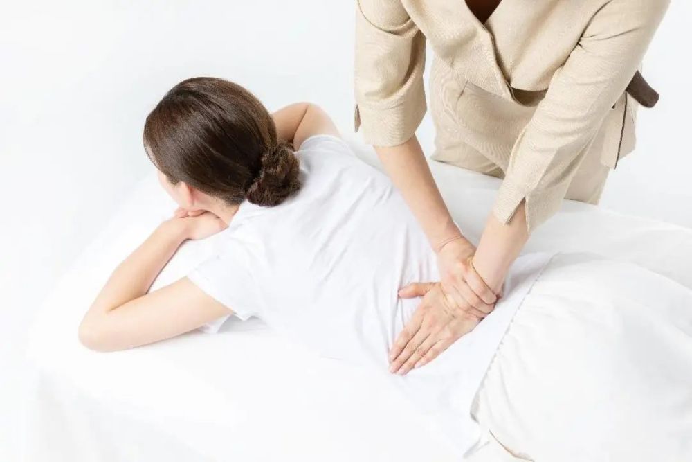 腰酸背痛很难受你要的按摩方法来了