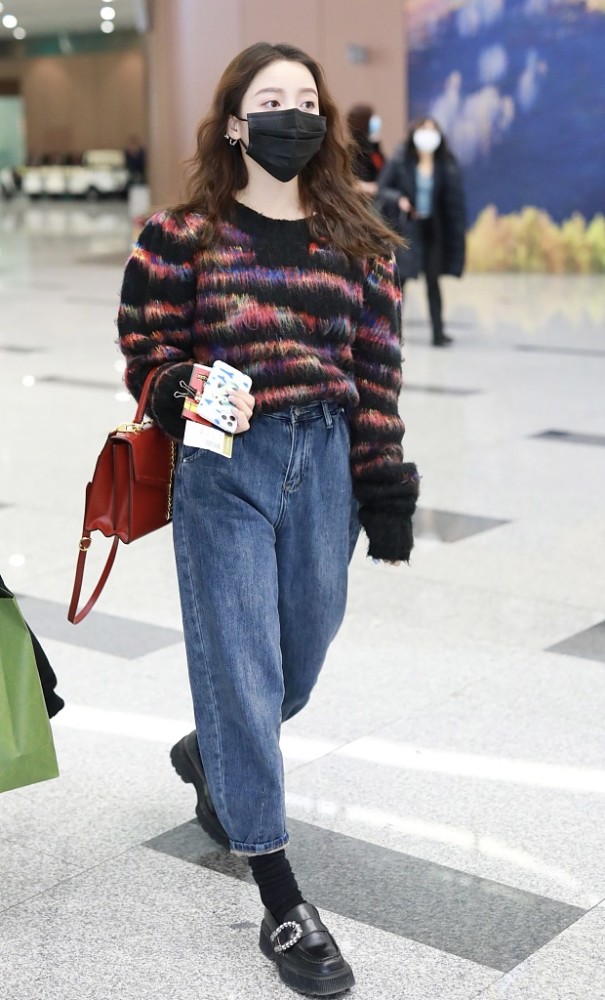 姜贞羽马海毛毛衣牛仔裤乐福鞋guccisylvie手袋青春阳光