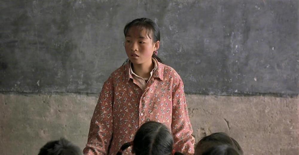 代课老师情况的电影,但是张艺谋决定不用专业演员,他打算就去农村找