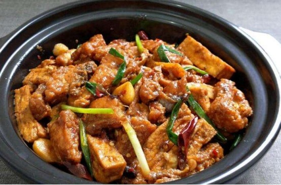 油豆腐焖鸡肉这道菜该如何制作?这几个步骤让你上手!