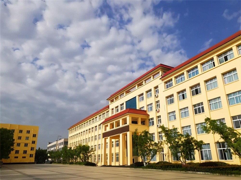 四川曾经被"嫌弃"的大学,如今受到追捧,很多学生高攀不起!_腾讯新闻