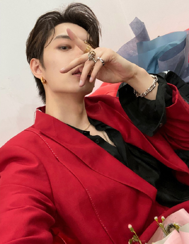 网曝木子洋夜店抽烟引发粉丝热议肖战却无辜躺枪