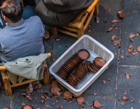 恩施传统风俗摔碗酒大碗喝酒豪迈摔碗一年摔掉几十万只碗