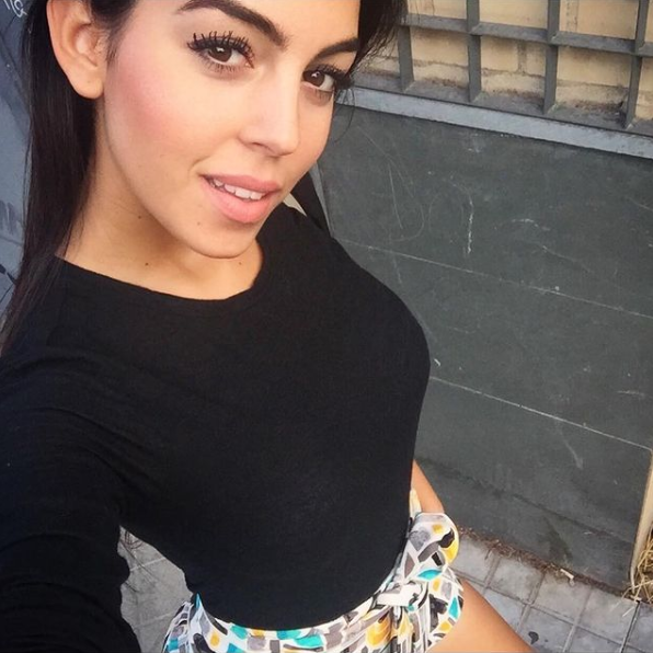 而且乔治娜以前嘴角明显的微笑纹也变得不见了.