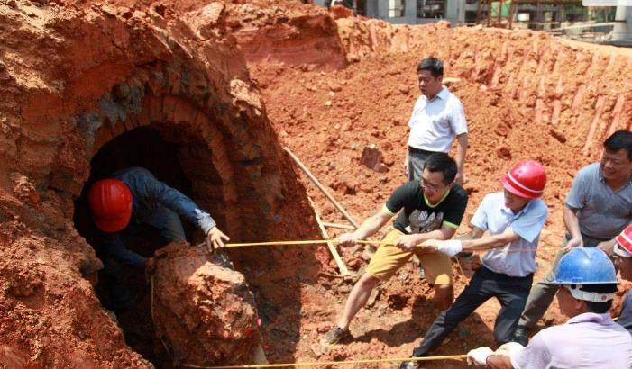 湖南发现一处清朝古墓,挖到一半,考古队长:这不是我家祖坟吗?