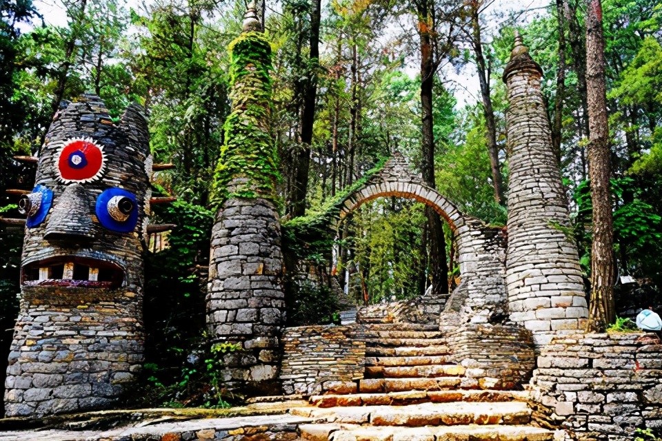 贵州一位80岁老人,用22年借款300多万,打造了一座石头城