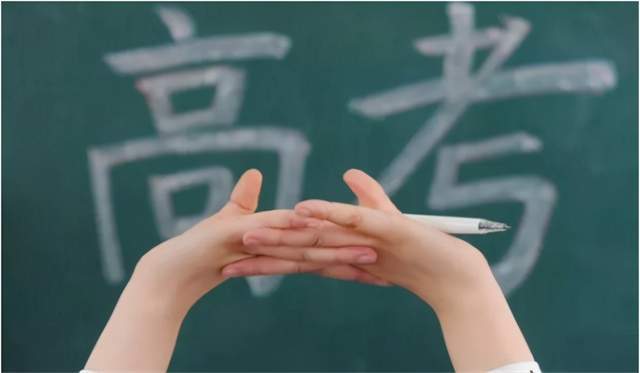 那个口出豪言“懒得考清华北大”的16岁女孩，最后她考了多少分？