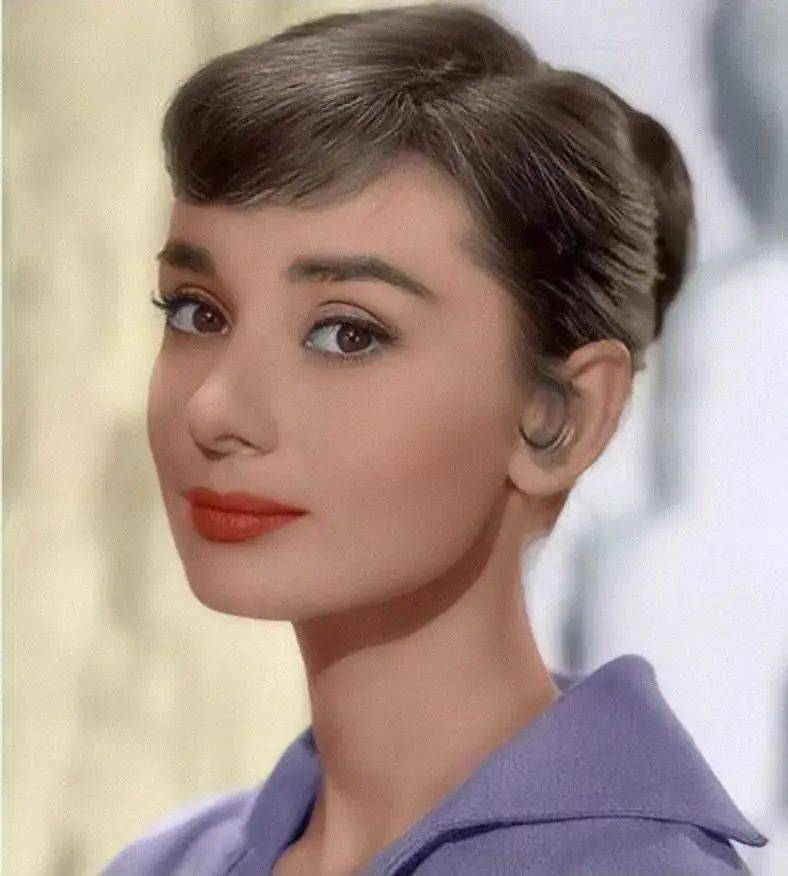 奥黛丽赫本经典的容颜和装扮