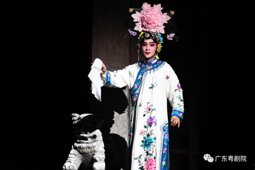 铲枱踢凳的高难度技巧展示,令观众大开眼界;优秀青年演员李俐颖饰演女