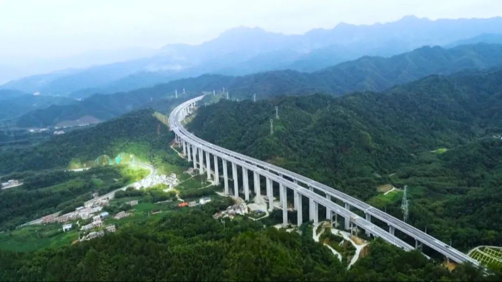 10月30日上午,廣西賀州至巴馬高速公路(昭平至蒙山段)建成通車,這標誌