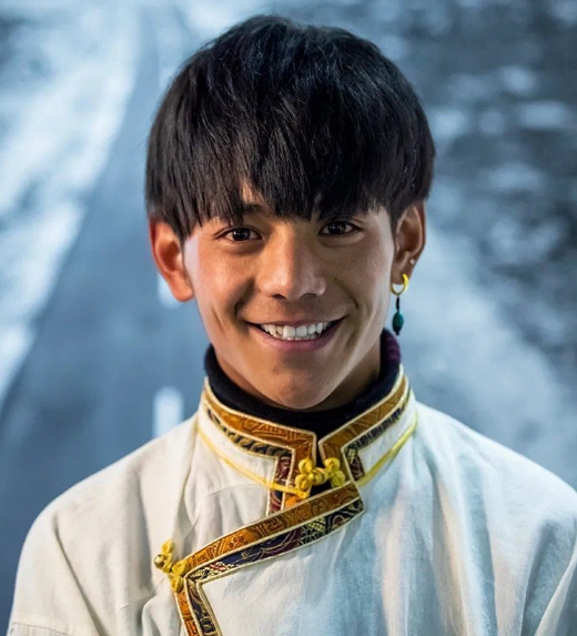 丁真旧照造型曝光寸头黑长直卷发杀马特网友年纪不大发型不少