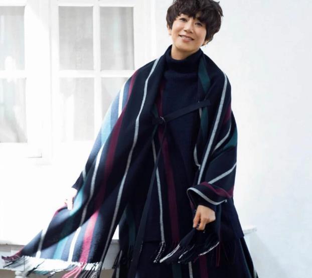 黑田知永子的每一套穿搭都将细节感和质感展现得淋漓尽致,这正符合