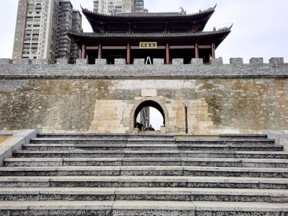美呆了贵港文化遗产大南门换新装前所未有的惊艳