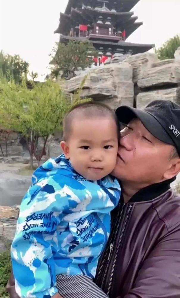 57岁谢东公园遛娃父子两人相差55岁与侯宝林关系扑朔迷离