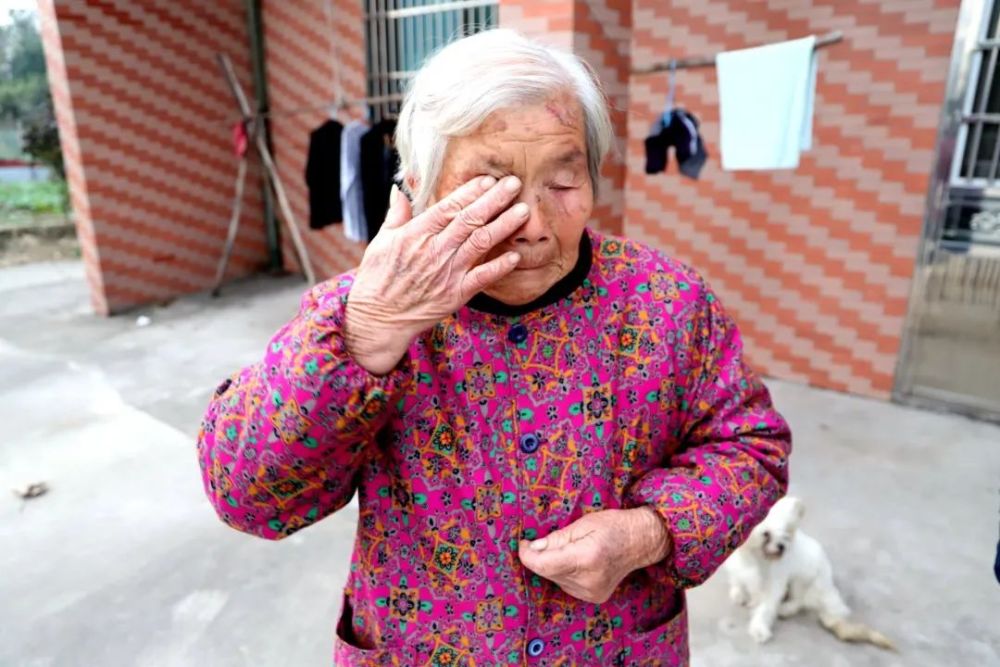 84岁老奶奶跳入河中救下3岁孩童!事后她却哭了