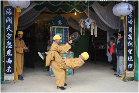 地域特色显著,文化艺术价值很高绕棺舞 俗名"打绕棺",是本市流传最广