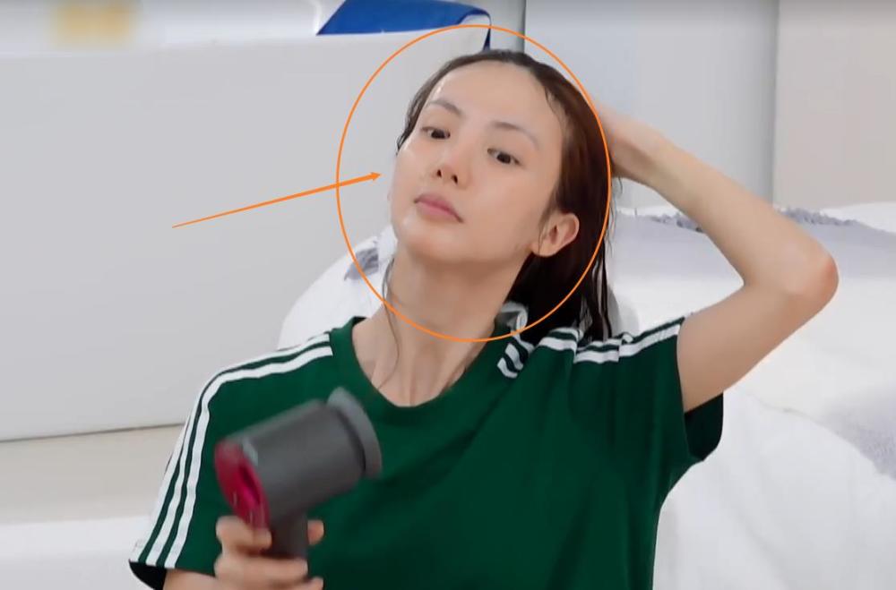 都说金晨是"神仙颜值",当她睡觉前素颜出镜,状态令人怀疑双眼_腾讯