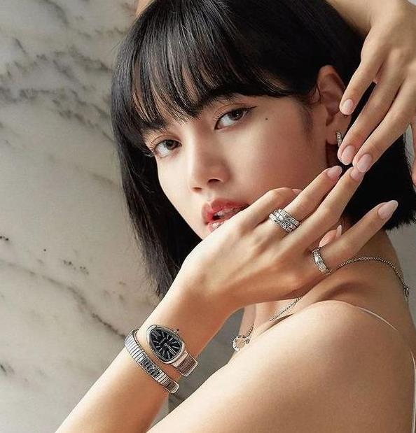 lisa出道前照片曝光她是如何从路人感变成人间芭比的