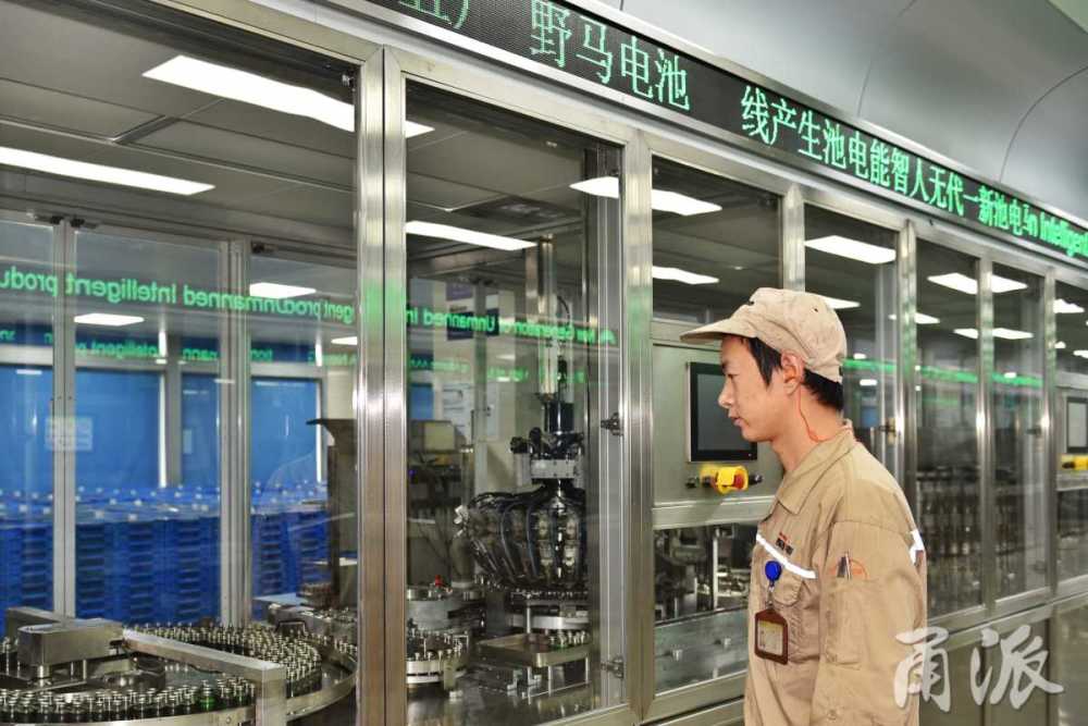在野马电池的车间内,记者看到,智能机器人在接收系统指令后,开始将