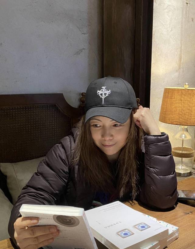 邓萃雯内地街头素颜照被指似路人巾帼枭雄4有望开拍