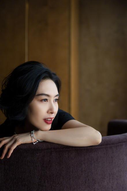 49岁朱茵蕾丝深v大秀事业线流苏裙露修长美腿如20岁少女