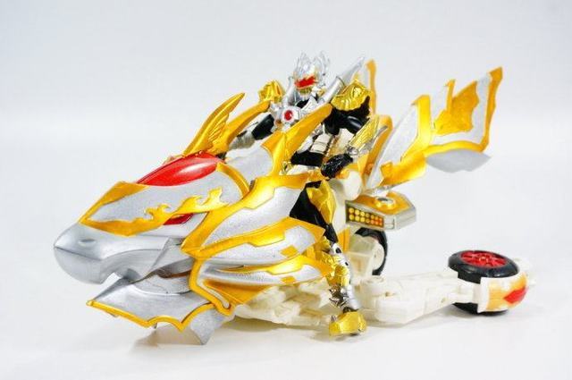 第四个坐骑:帝皇驹帝皇驹是光之帝皇侠的专用帝皇驹,颜色为白色金间