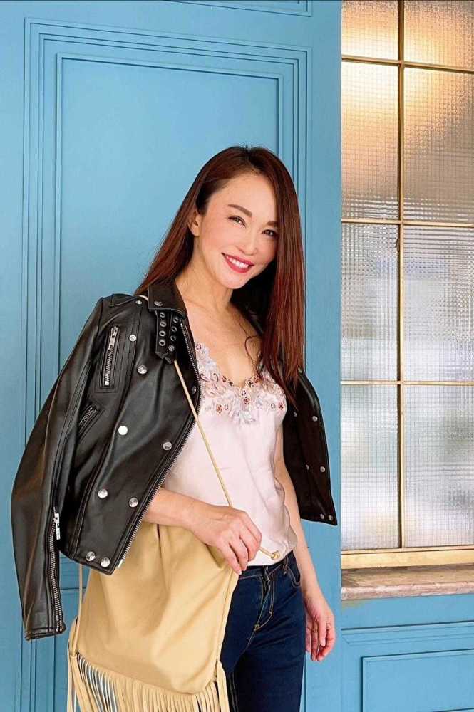 新加坡第一美女也老了,范文芳穿皮衣配吊带衫,眼纹真实像49岁_腾讯