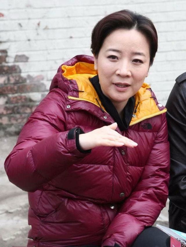 陈小艺的片场生图脸上坑坑洼洼不平整52岁这状态正常又真实