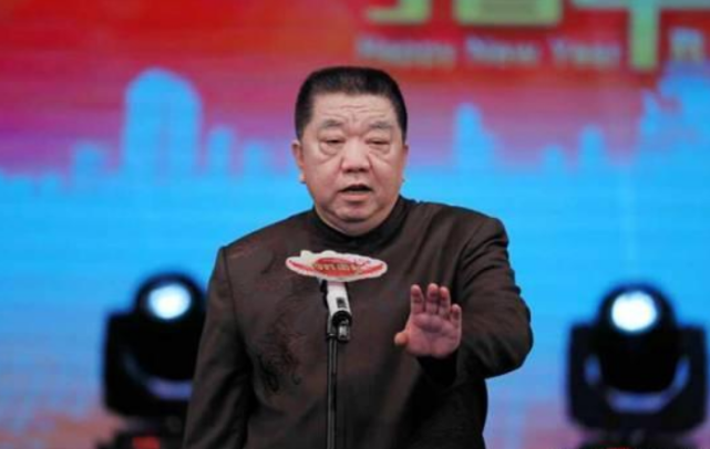 这个人就是相声演员孟凡贵,他是相声名家高英培的弟子,虽然在相声圈的
