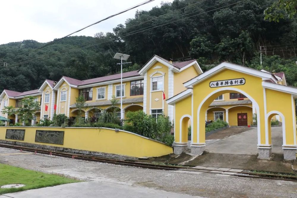 绿水青山,潺潺流水,蔚蓝的天空下云南省河口县城郊村八条半小组里袅袅