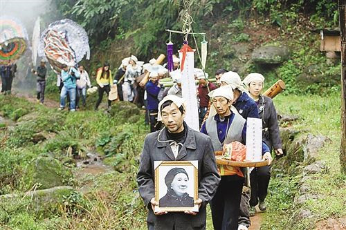 19岁青年带29岁寡妇隐居深山,恩爱50年,亲手凿出6208级爱的天梯